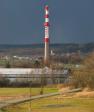 Vyvedené počasí na fotku. Komín osvětlený sluncem a v pozadí sněhové mračno. A v pozadí taky obec Sruby. Foceno 24.3.2009