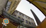Vnitroblok s komínem je vidět z jediného místa - ze slepé ulice V Cípu (zdroj: zpravy.idnes.cz)