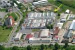 Alespoň dočasná fotografie fabriky - komín je označen šipkou (převzato z webu www.expandia.cz)