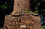 Detail na přechod podstavce ve vlastní dřík. Mimo cihel si můžete konkrétně v podstavci všimnout velkých kamenných bloků. (2.9.2010)