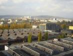 Celkový pohled od východu, pidi plechovka na pravém okraji střechy, 10/2007, v pozadí pivovar.. (11/2010 - velká a malá budova vpravo a část haly je již stržena...)