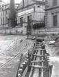 Sokl a část dříku (r. 1929 nebo 1930). Vpravo je vidět pokládka parovodu z teplárny na Špitálce.