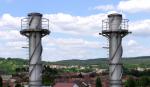 Horní části plechových komínů s ochozy, v pozadí Oslavany. (06/2010)
