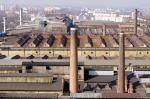 širší záběr na kovárenský industriál - komín uprostřed
