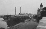 Historická fotografie - před rokem 1910. Komín vlevo.