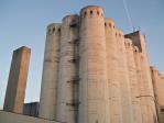 Pohled na silo, komín úplně vlevo.