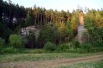 07/2013 Takto tam stojí. Za ní navážecí rampa, vlevo je lom.