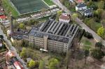 Letecký pohled na komín s fabrikou (ještě před demolicí továrny) - foto z internetu