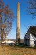 Celkový pohled na bývalý komín, nyní obelisk s kramlemi (11|16)