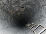 pohled do dmychadla-díra v plášti komína, 08/2022